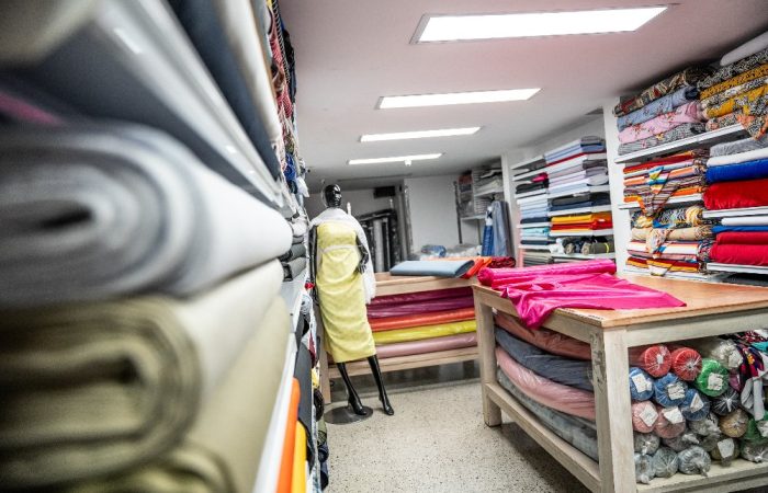 Imagen relacionada con cortes de tela en una tienda textil de La Alquería
