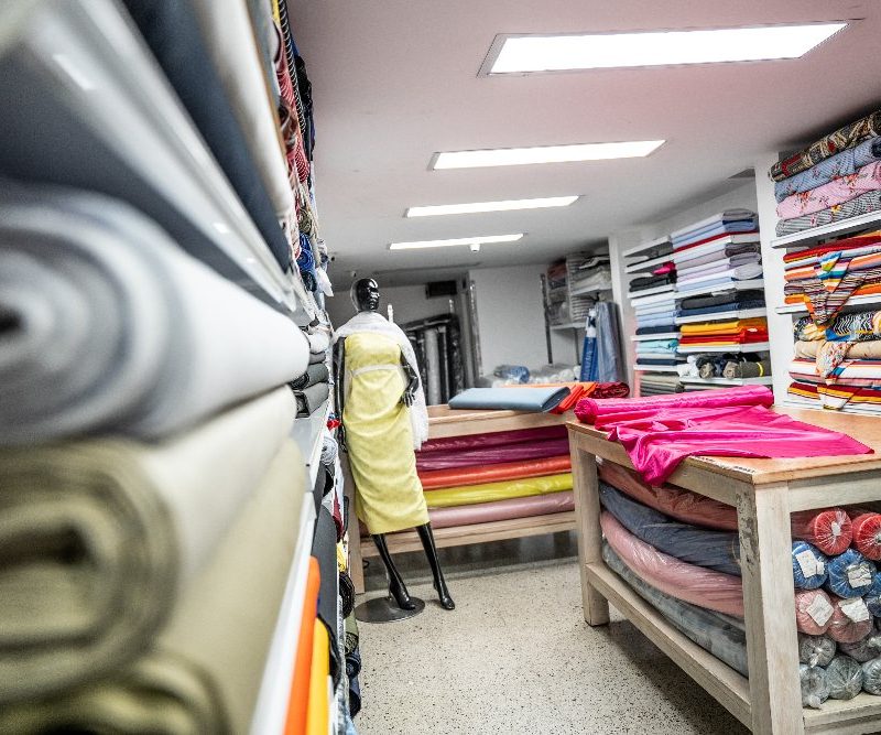 Imagen relacionada con cortes de tela en una tienda textil de La Alquería