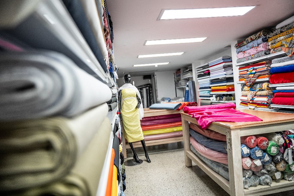 Imagen relacionada con cortes de tela en una tienda textil de La Alquería