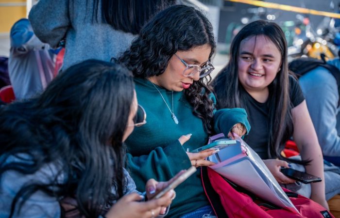 Imagen relacionada con grupo de mujeres que interactúan con dispositivos móviles