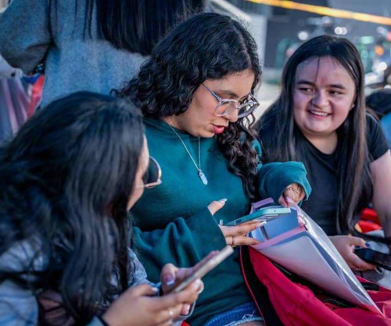 Imagen relacionada con grupo de mujeres que interactúan con dispositivos móviles