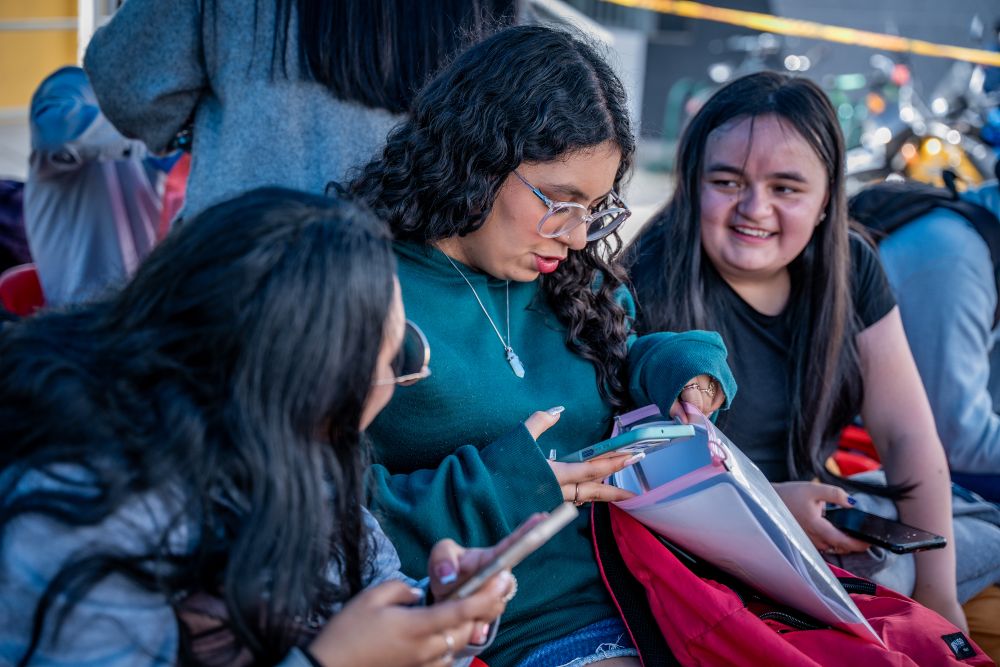 Imagen relacionada con grupo de mujeres que interactúan con dispositivos móviles