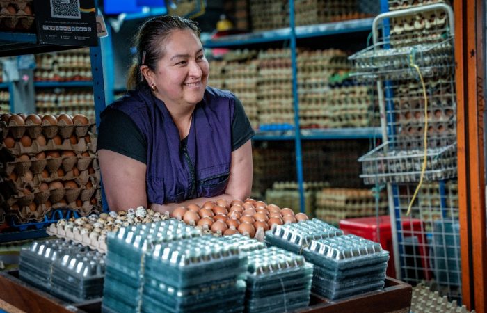 Imagen relacionada con uma mujer que trabaja en una tienda de productos locales para la canasta familiar