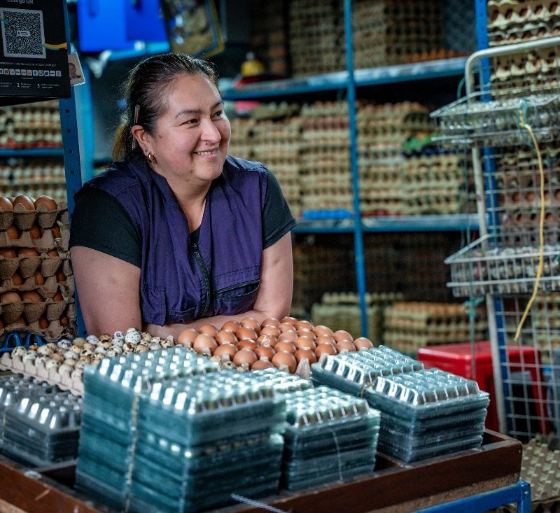 Imagen relacionada con uma mujer que trabaja en una tienda de productos locales para la canasta familiar