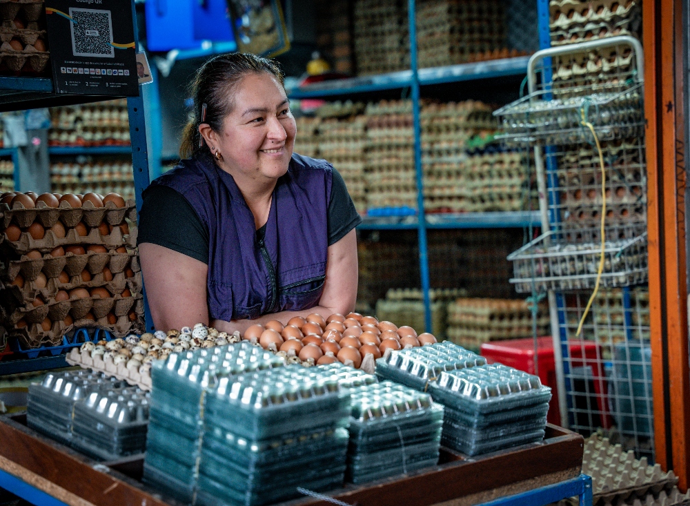 Imagen relacionada con uma mujer que trabaja en una tienda de productos locales para la canasta familiar