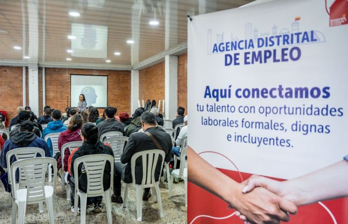 Imagen relacionada con un grupo de personas que asisten a una charla sobre empleabilidad