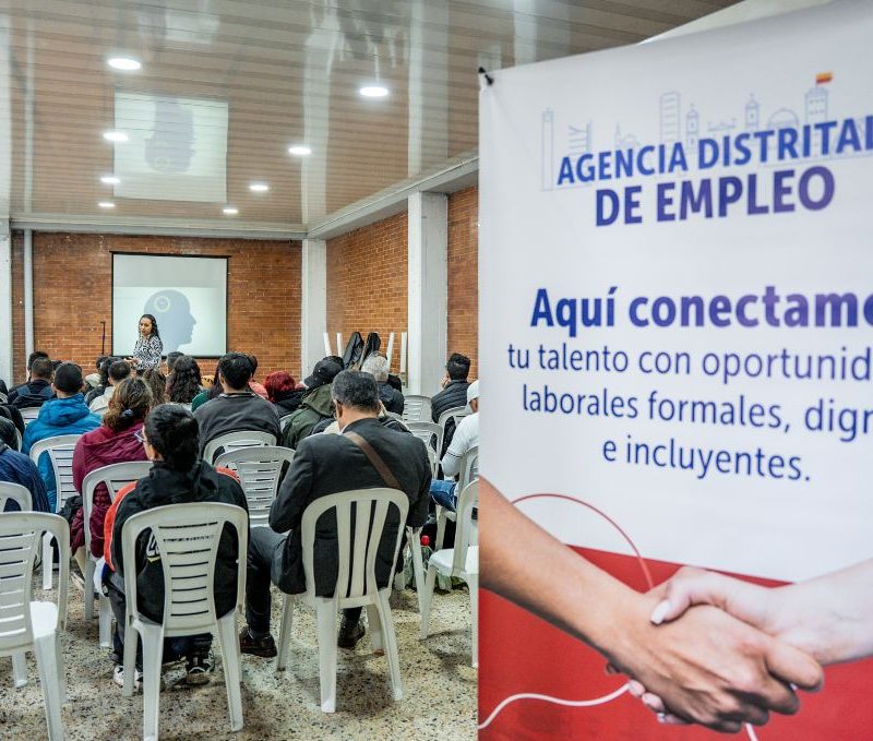 Imagen relacionada con un grupo de personas que asisten a una charla sobre empleabilidad