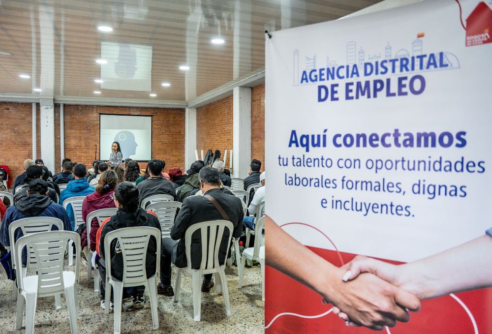 Imagen relacionada con un grupo de personas que asisten a una charla sobre empleabilidad