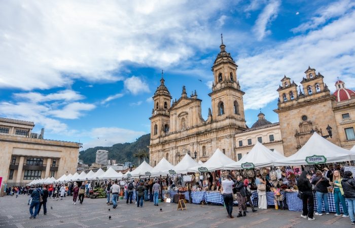 Imagen de panorámica de la PLaza de Bolívar de Bogotá, en el marco del Gran Mercado Campesino 2025