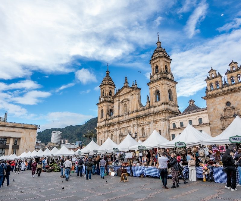 Imagen de panorámica de la PLaza de Bolívar de Bogotá, en el marco del Gran Mercado Campesino 2025