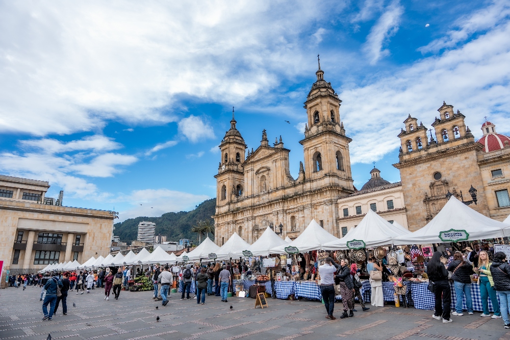 Imagen de panorámica de la PLaza de Bolívar de Bogotá, en el marco del Gran Mercado Campesino 2025
