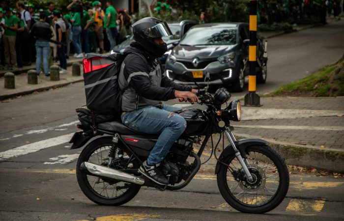 Imagen relacionada con una persona conduciendo una moticicleta