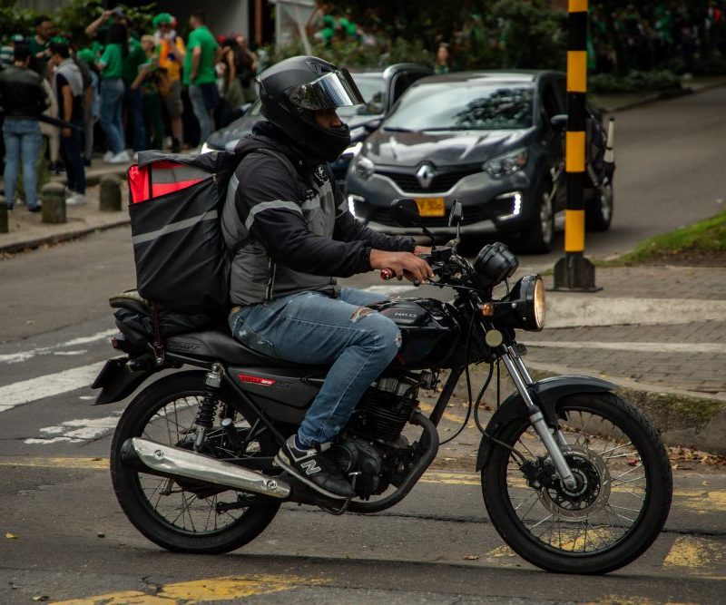 Imagen relacionada con una persona conduciendo una moticicleta