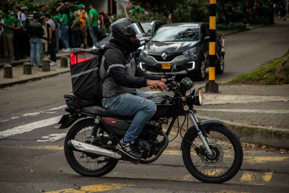 Imagen relacionada con una persona conduciendo una moticicleta