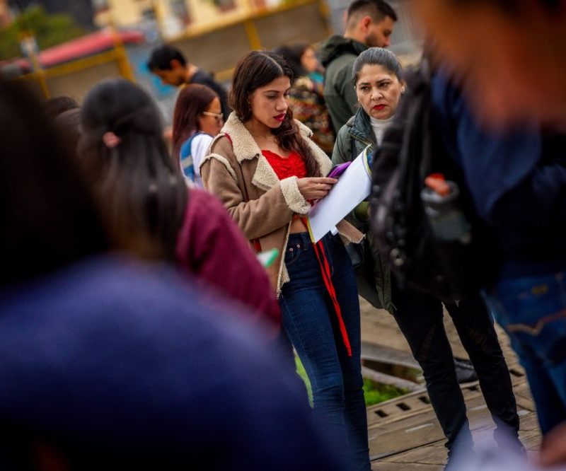 Imagen relacionada con un grupo de personas asistentes a una feria de empleo