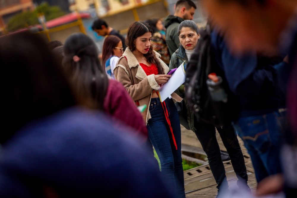 Imagen relacionada con un grupo de personas asistentes a una feria de empleo