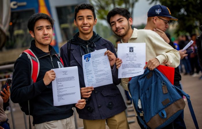 Imagen de jóvenes en una feria de empleo