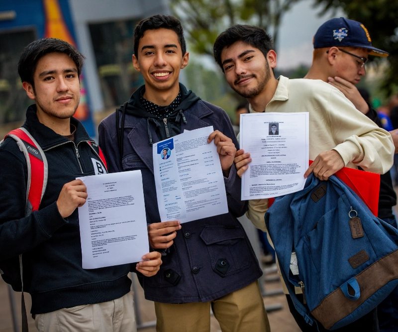 Imagen de jóvenes en una feria de empleo