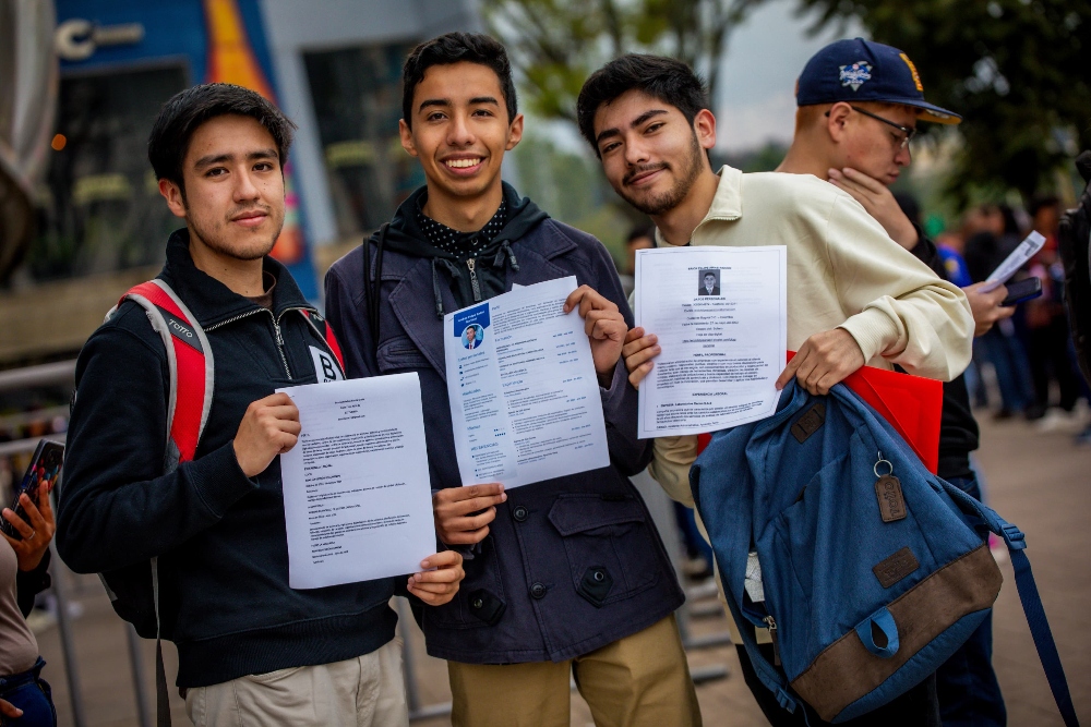 Imagen de jóvenes en una feria de empleo