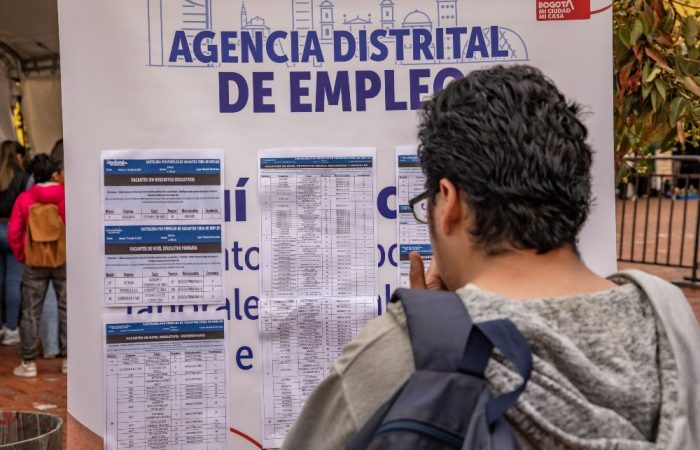 Imagen relacionada con una persona que se inscribe en una feria de empleo