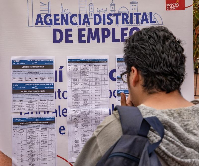 Imagen relacionada con una persona que se inscribe en una feria de empleo