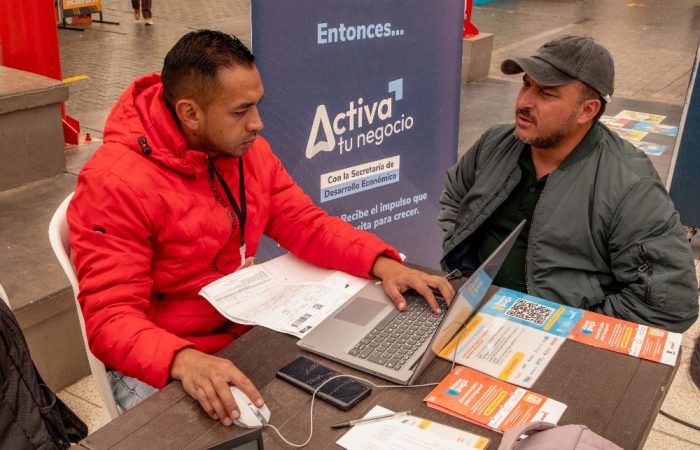 Imagen relacionada con una persona que recibe asesoría en la vinculación a un crédito formal para su negocio