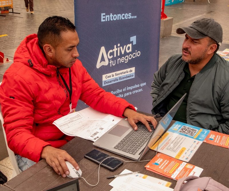 Imagen relacionada con una persona que recibe asesoría en la vinculación a un crédito formal para su negocio