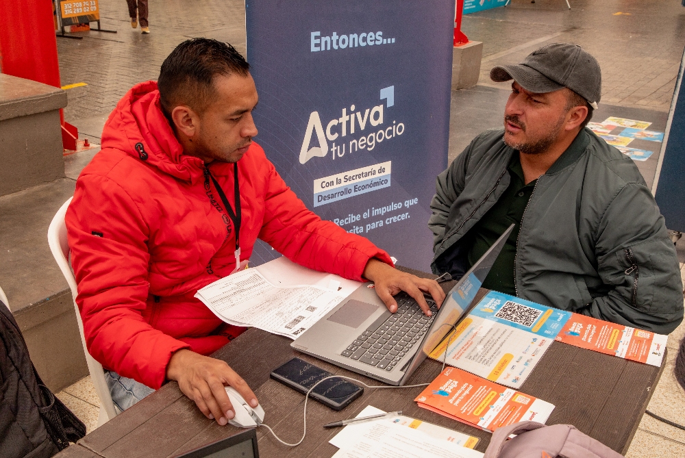 Imagen relacionada con una persona que recibe asesoría en la vinculación a un crédito formal para su negocio