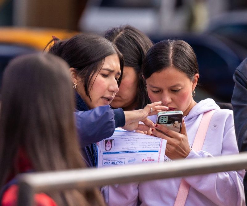 Imagen relacionada con un grupo de personas que se inscriben en una feria de empleo