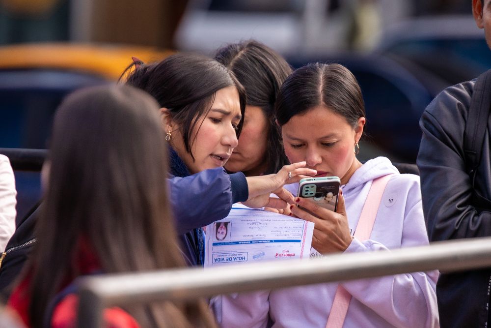 Imagen relacionada con un grupo de personas que se inscriben en una feria de empleo
