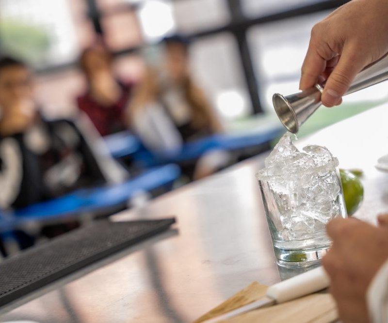 Imagen relacionada con una persona que prepara un coctel