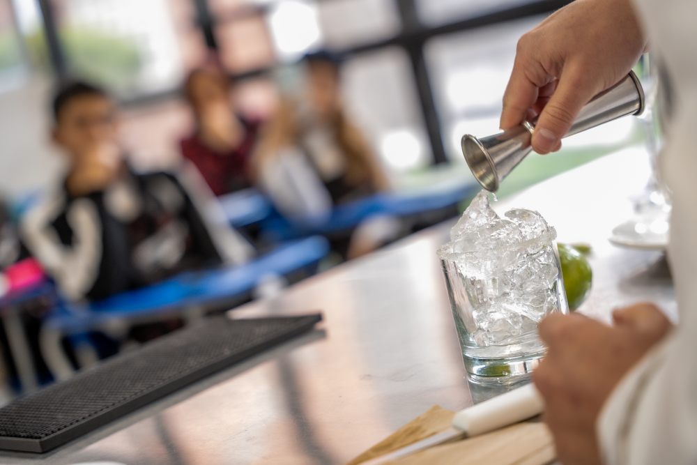 Imagen relacionada con una persona que prepara un coctel
