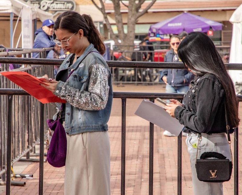 Imagen relacionada con feria de empleo en que participan mujeres