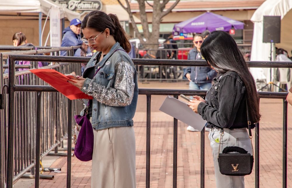 Imagen relacionada con feria de empleo en que participan mujeres