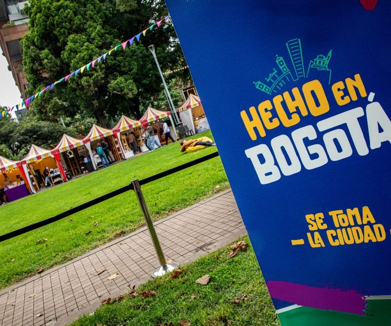Imagen relacionada con plano general de una feria de Hecho en Bogotá en el Parque de la 93