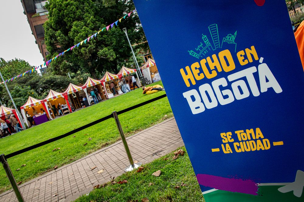 Imagen relacionada con plano general de una feria de Hecho en Bogotá en el Parque de la 93