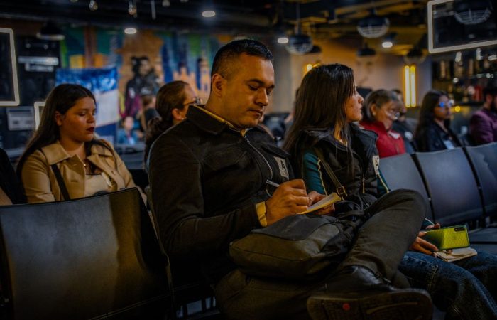 Imagen relacionada con un grupo de personas que asisten a un taller de formación en un salón abierto