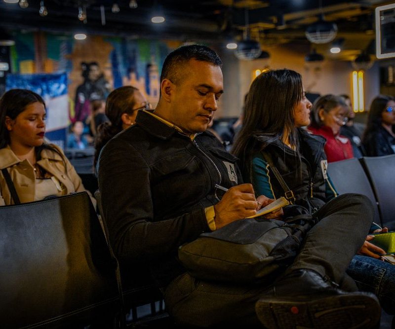 Imagen relacionada con un grupo de personas que asisten a un taller de formación en un salón abierto