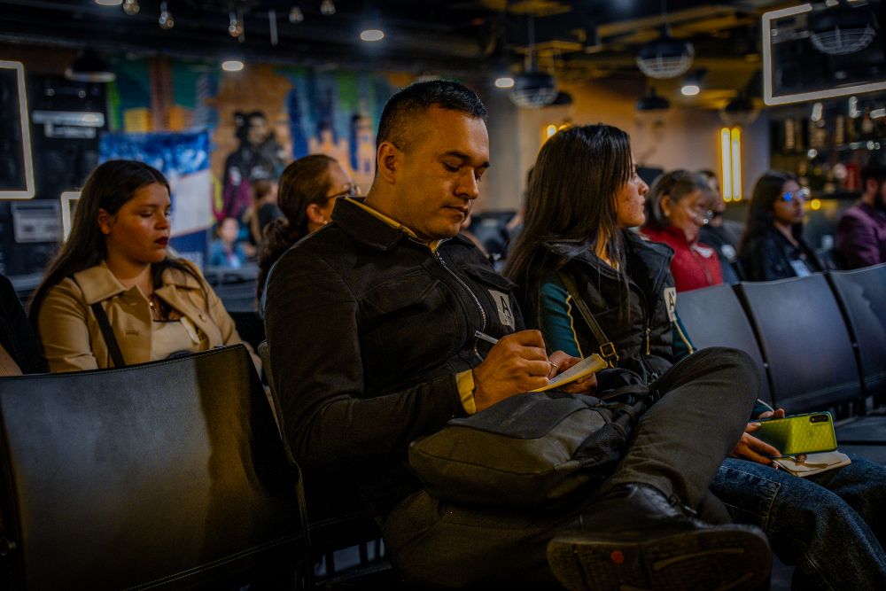 Imagen relacionada con un grupo de personas que asisten a un taller de formación en un salón abierto