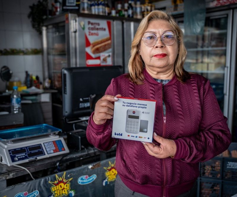 Imagen relacionada con una mujer que atiende en su negocio local
