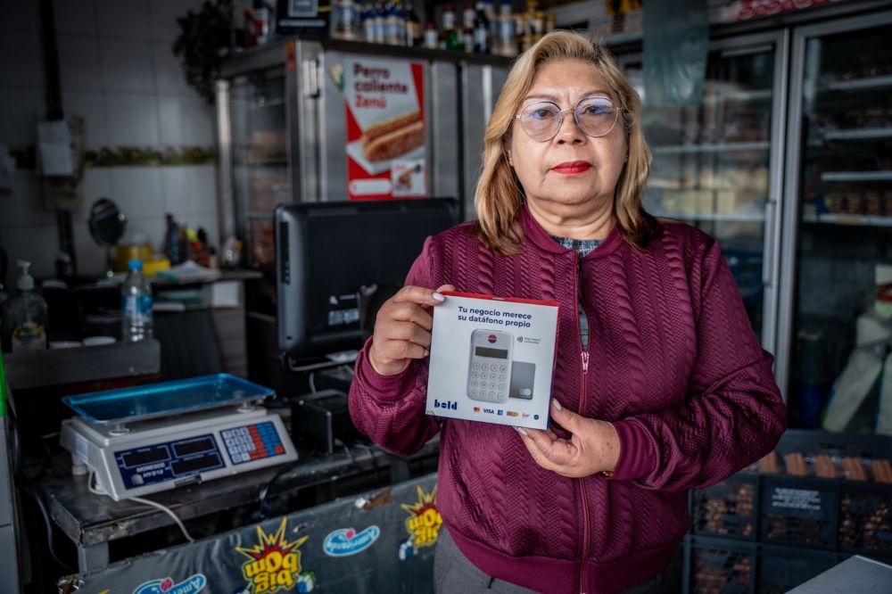 Imagen relacionada con una mujer que atiende en su negocio local