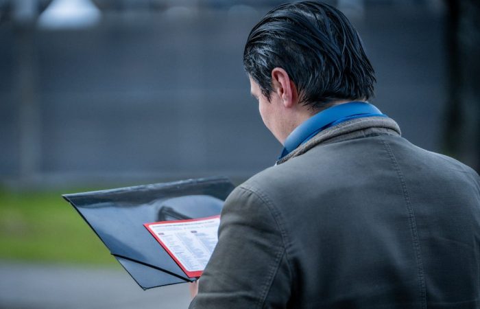 Imagen relacionada con persona que entrega documentos en una feria de empleo