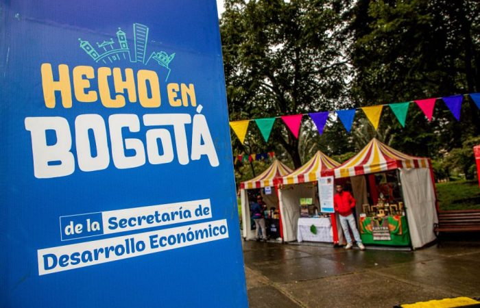 Imagen relacionada con pendón de Hecho en Bogotá, ubicado en el marco de una feria abierta al pública