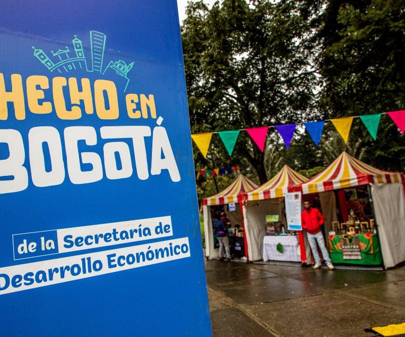Imagen relacionada con pendón de Hecho en Bogotá, ubicado en el marco de una feria abierta al pública
