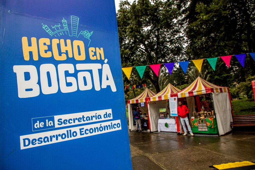 Imagen relacionada con pendón de Hecho en Bogotá, ubicado en el marco de una feria abierta al pública