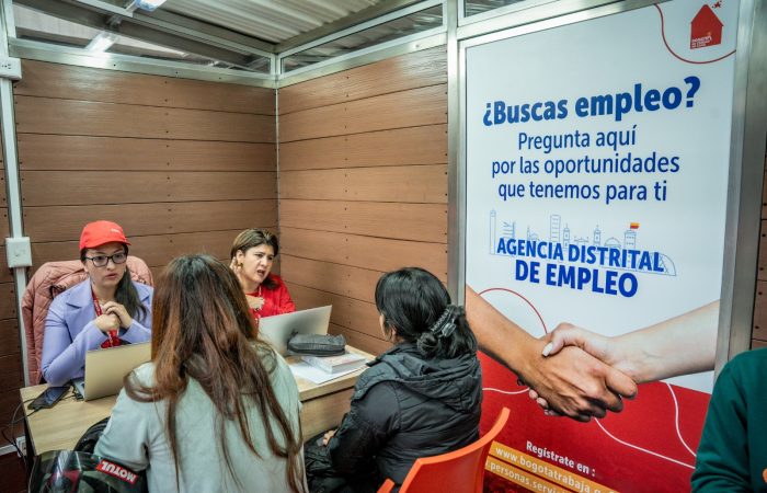Imagen relacionada con un grupo de personas qie reciben asesoría en la Agencia Distrital de Empleo