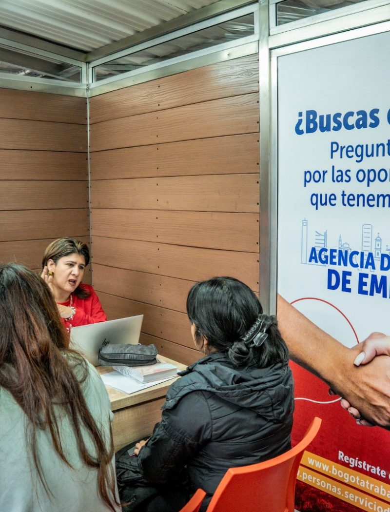 Imagen relacionada con un grupo de personas qie reciben asesoría en la Agencia Distrital de Empleo