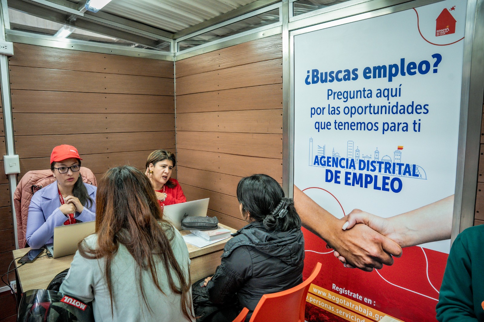 Imagen relacionada con un grupo de personas qie reciben asesoría en la Agencia Distrital de Empleo