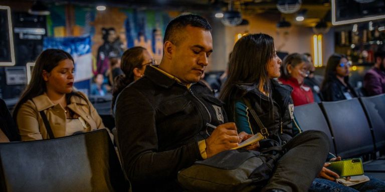 Imagen relacionada con un grupo de personas que asisten a un taller de formación en un salón abierto