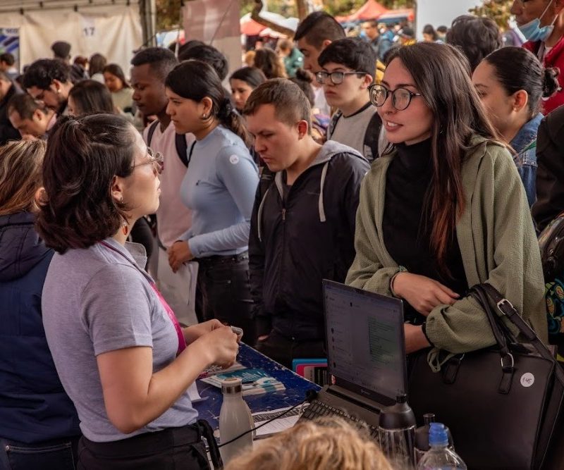 Imagen relacionada con un grupo de jóvenes en una mesa de inscripciones para una feria de empleo de Bogotá